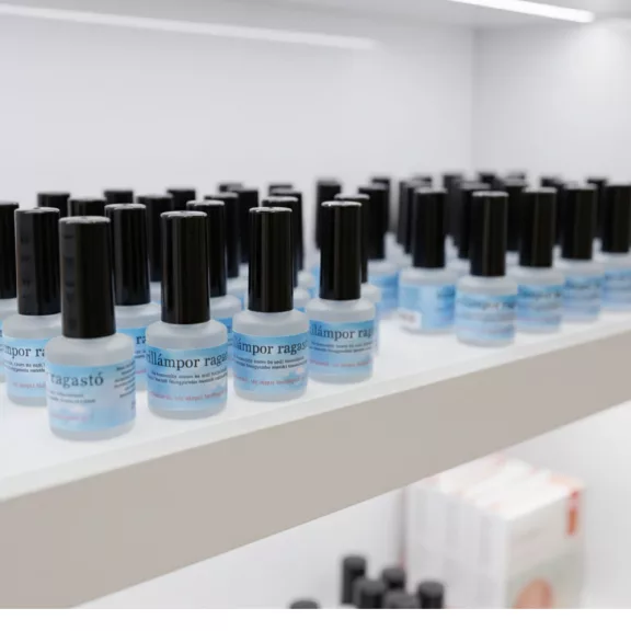 14 ml-es csillámtetoválás ragasztó ecsetes applikátorral