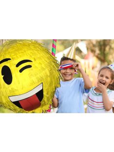 Színes Smiley pinyáta édességekkel töltve egy vidám születésnapi bulin.